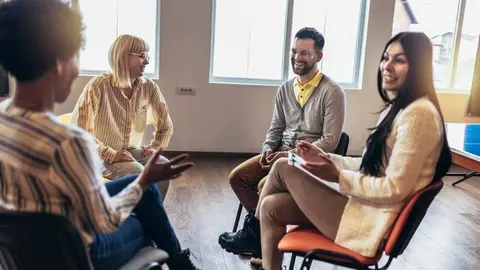 Personas en una reunión | Foto de 123rf jovanmandic