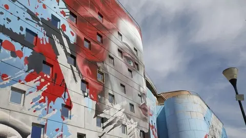 Fachada del Palacio de Vistalegre con el mural | Foto de Ayuntamiento de Madrid