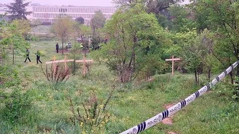 Espacio del futuro cantón con cruces colocados por los vecinos - Foto Federación de Asociaciones de Vecinos de Madrid