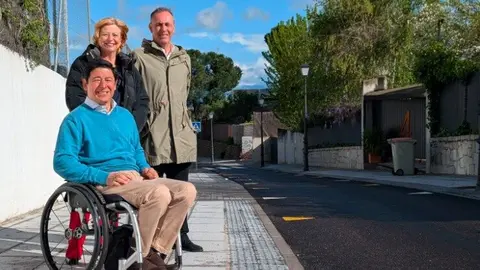 García Romero y Fanjul, durante su visita a la calle Nadir, del distrito de Moncloa-Aravaca - Foto Ayuntamiento de Madrid