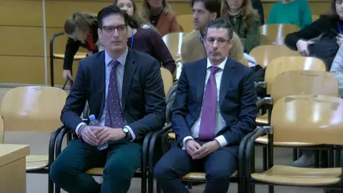 Medina y Luceño durante el juicio - Foto de emisión en directo Tribunal Superior de Justicia de Madrid