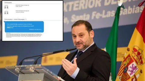 A la izquierda, mensaje de Jessica y, de fondo, Ábalos en un acto oficial - Serevimedia