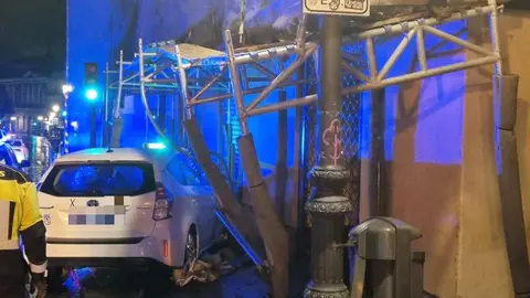 Accidente sin heridos en San Bernardo: un taxi impacta contra un andamio y deja la estructura inestable