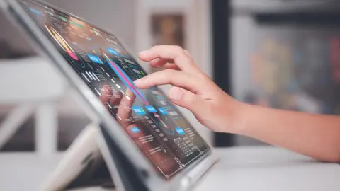 Más de 10.000 madrileños se forman en nuevas tecnologías gracias a los Centros de Capacitación Digital - Comunidad de Madrid