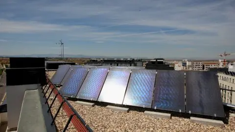Imagen de archivo. Instalación eficiencia energética en edificio municipal