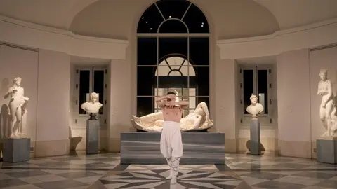 Antonio Najarro en la sala de la escultura 
'Ariadna dormida' del Museo del Prado