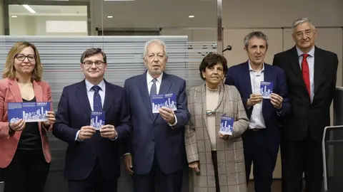 El delegado de Políticas de Vivienda, Álvaro González, acompañado por el presidente del Colegio Oficial de Aparejadores y Arquitectos Técnicos de Madrid (COAATM), Jesús Paños, en diferentes momentos de su visita a la segunda oficina técnica del SIREM