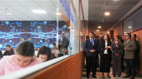El consejero Viciana, durante su visita al Instituto Raúl Vázquez con la vicepresidenta de la Comisión Europea, Roxana Minzatu - Foto Comunidad de Madrid
