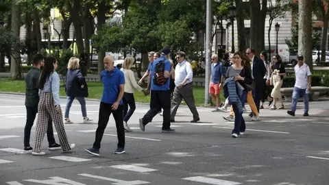 Imagen de archivo de viandantes por el madrileño paseo del Prado
