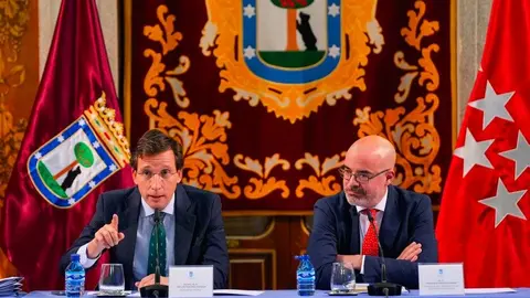 El alcalde (izquierda) junto al delegado del Gobierno - Foto de Ayuntamiento de Madrid