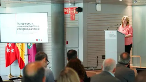 Sanz, durante la inauguración de la jornada `Transparencia, comunicación clara e inteligencia artificial’ - Foto Ayuntamiento de Madrid