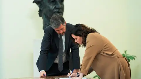 Isabel Díaz Ayuso ha rubricado hoy el acuerdo con los decanos de los tres  colegios oficiales - Foto Comunidad de Madrid