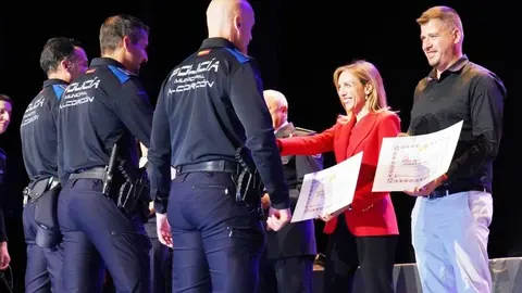 Agentes recogen sus distinciones - Foto de la Policía de Alcorcón
