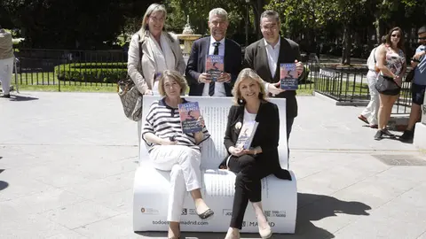 Hidalgo y Rivera de la Cruz, en uno de los bancos libro de esta edición, situado en la plaza de Cibeles