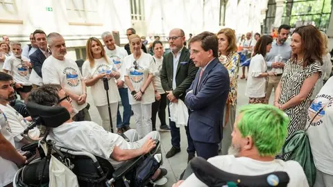 Almeida entrega la bandera de Madrid a los Corredores Solidarios tras completar su reto para visibilizar la ELA