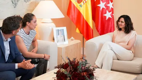 Isabel Díaz Ayuso, junto a la esquiadora paralímpica Audrey Pascual - Foto Comunidad de Madrid