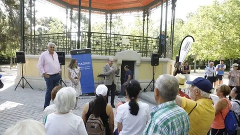 El delegado de Políticas Sociales, Familia e Igualdad, José Fernández, junto a Fernando Romay, durante la inauguración de la jornada ‘Moverse es cuidarse’