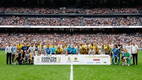 Los jugadores de ambos equipos, en el césped del Santiago Bernabéu | Foto de la Fundación Real Madrid