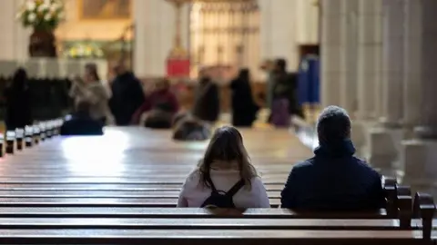 La secularización avanza en España: solo el 55 % de los adultos se declara católico