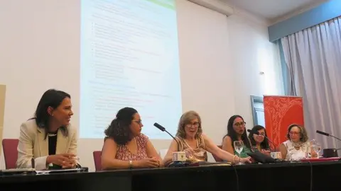 I Mesa redonda. De izquierda a derecha: Priscila 
Velázquez Rivera (República Dominicana);  
Farah Hallal (República Dominicana); Maria 
Antonia García de León; Grisell Gómez Estrada( 
México); Myriam García Carromero (Chile-
España) y Claudia Leonora Solís Ogarrio 
(México) - Foto José Belló