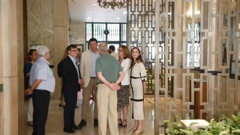 El delegado de Políticas de Vivienda, Álvaro González, y la concejala de Retiro, Andrea Levy, durante su visita al edificio de Retiro - Foto Ayuntamiento de Madrid