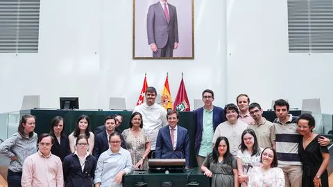 El alcalde, José Luis Martínez-Almeida, en la presentación de los equipos de Madrid que participarán en la Liga Española de Debate Universitario ‘Yo tengo opinión’