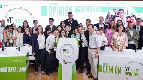 Almeida entrega el premio al equipo Don Madrid, ganador del debate juvenil 'Yo tengo opinión'