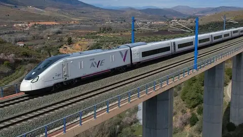 Un tren circulando | Foto de Renfe