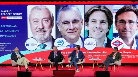 Mesa redonda sobre movilidad con Julio Gómez Pomar, presidente de IE Center for Transport Economics; Alfonso Sánchez Vicente, director gerente de la EMT; Alberto González, director general de Cabify; y Marcos Moyano, de Metro de Madrid