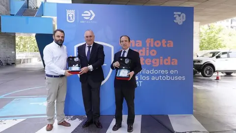 Diferentes momentos de la presentación de los desfibriladores en los autobuses de EMT Madrid