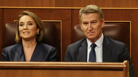 Alberto Núñez Feijóo y Cuca Gamarra en el Congreso de los Diputados - Foto Servimedia