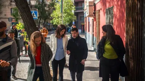 El ministro Pablo Bustinduy, durante una visita a una zona de pisos turísticos en Madrid junto a Rita Maestre y Manuela Bergerot - Foto Más Madrid
