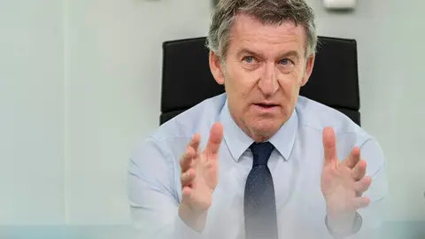 Alberto Núñez Feijóo habla con su dirección | Foto del PP