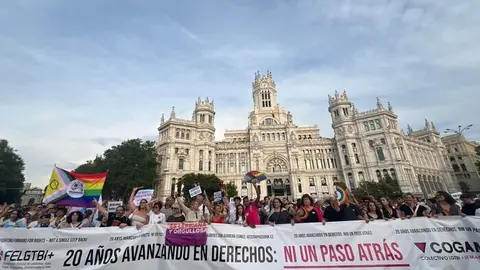 Imágenes de participantes en la manifestación, tras una de las pancartas | Foto de Servimedia