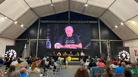 Presentación del libro Detrás del crimen. en la Semana Negra Gijón 2025- En la imagen el escritor Ricardo Magaz