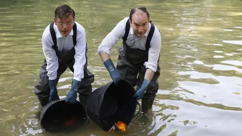 Carabante y Páramo, durante la reintroducción de ejemplares de carpines y tencas en el estanque de la Quinta de los Molinos