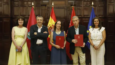 La coordinadora general de la Alcaldía, Inmaculada Sánchez-Cervera, y el decano del Colegio de Oficial de Arquitectos de Madrid (COAM), Sigfrido Herráez, durante la firma del convenio de colaboración