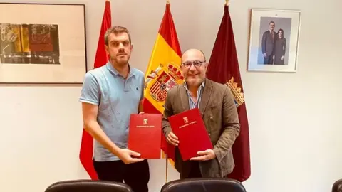 el delegado de Políticas Sociales, Familia e Igualdad, José Fernández, y el presidente de la FRAVM, Jorge Nacarino