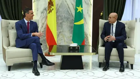 Pedro Sánchez y el presidente de la República Islámica de Mauritania, Mohammed Cheikh El Ghazouani, durante una reunión en Nuakchott | Foto de Pool Moncloa/Fernando Calvo