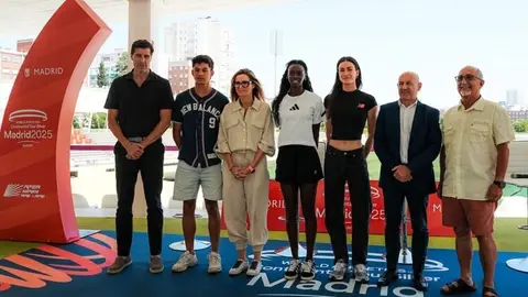 Sonia Cea con la campeona del mundo de relevos 4x400 metros y los atletas ganadores de las medallas de bronce en el mundial en Short Track 2025