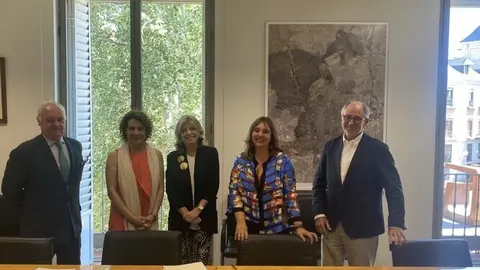 Miembros del Ayuntamiento de Madrid y AEAT durante la firma