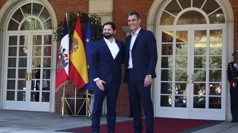 El presidente del Gobierno, Pedro Sánchez, junto al presidente de la República de Chile, Gabriel Boric, a su llegada a La Moncloa | Foto de Pool Moncloa/Fernando Calvo