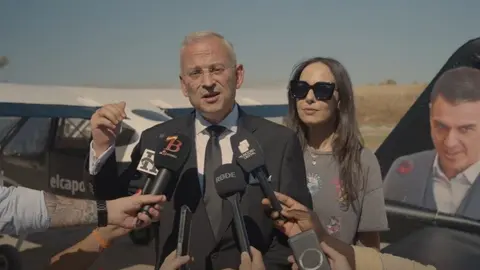 Javier Mª Pérez-Roldán, secretario de Hazte Oír y Nouna Lozano, letrada y portavoz de Hazte Oír presentan la avioneta con su campaña contra la corrupción del PSOE