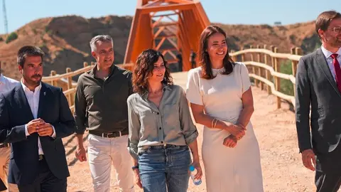 Isabel Díaz Ayuso, durante una visita a una de las nuevas zonas acondicionadas en Mejorada del Campo - Foto Comunidad de Madrid