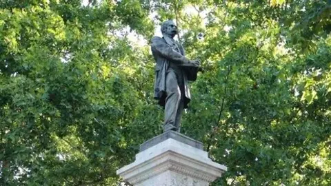 Monumento a Claudio Moyano