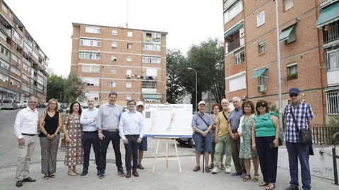 El delegado de Políticas de Vivienda, Álvaro González, acompañado por el concejal de Latina, Alberto González, presenta a los vecinos el Plan Transforma tu Barrio