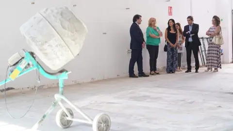 La vicealcaldesa de Madrid y alcaldesa en funciones, Inma Sanz, durante su visita a los trabajos del CEIPSO Esperanza - Foto Ayuntamiento de Madrid