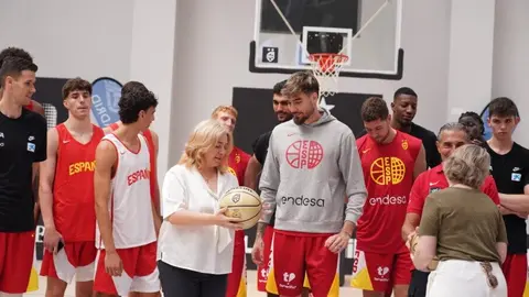 La vicealcaldesa de Madrid y alcaldesa en funciones, Inma Sanz, en su visita a uno de los entrenamientos de la Selección Española masculina de Baloncesto - Foto Ayuntamiento de Madrid