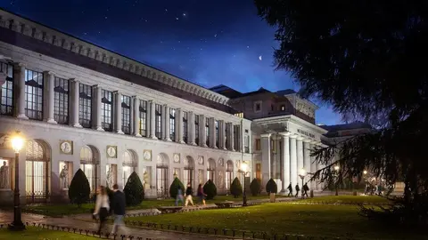 Fachada del Museo del Prado por la noche - Museo del Prado