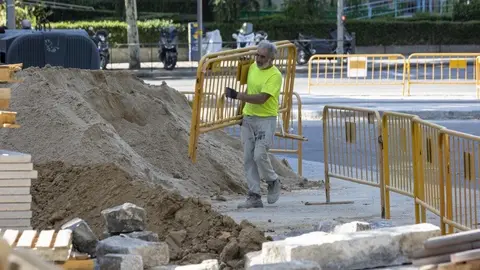 Trabajador durante su jornada laboral en Madrid - Foto de archivo del Ayuntamiento de Madrid